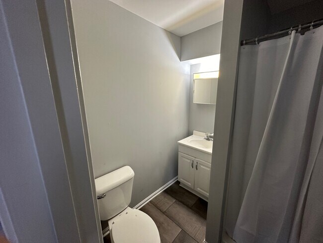 Baño V2 - 426 W Main St