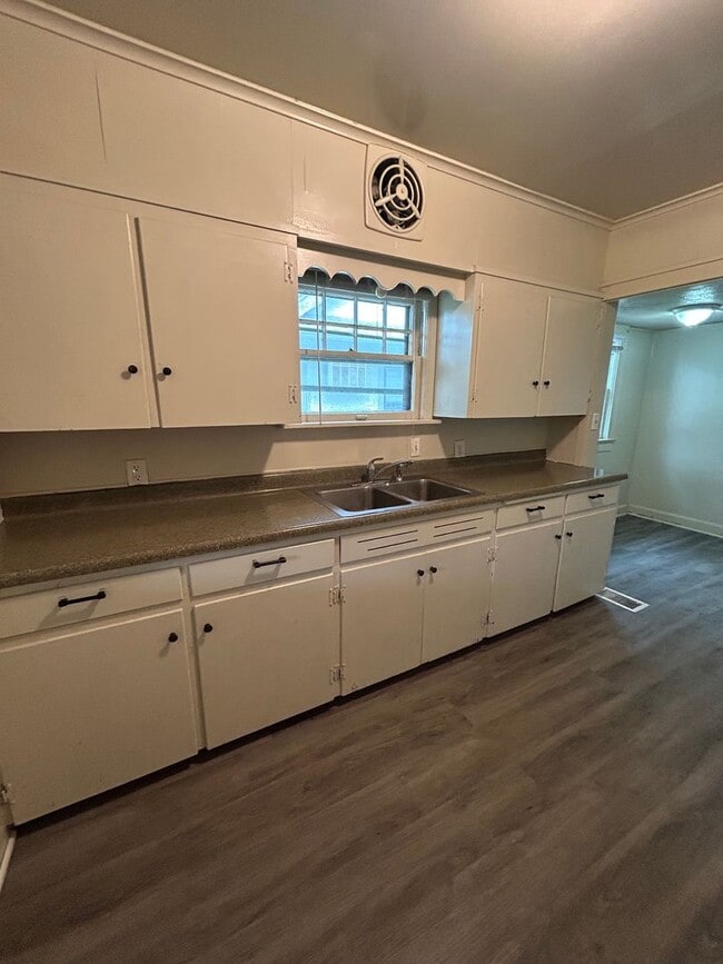Building Photo - 3 BED 1.5 BATH HOME near UMKC! $1700.00!!!