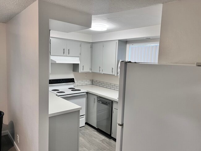 Building Photo - 291 Lobelia Ave