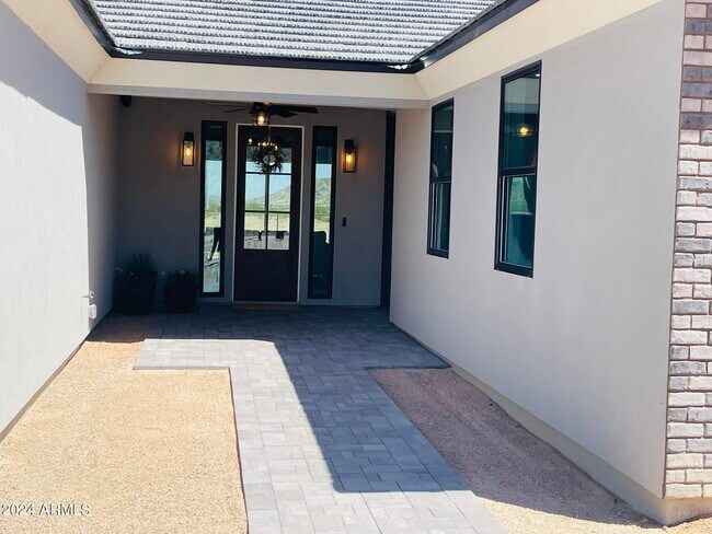 Foto del edificio - 54416 W Quail Run Rd