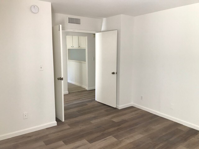 Foto del edificio - 15215 W Magnolia Blvd