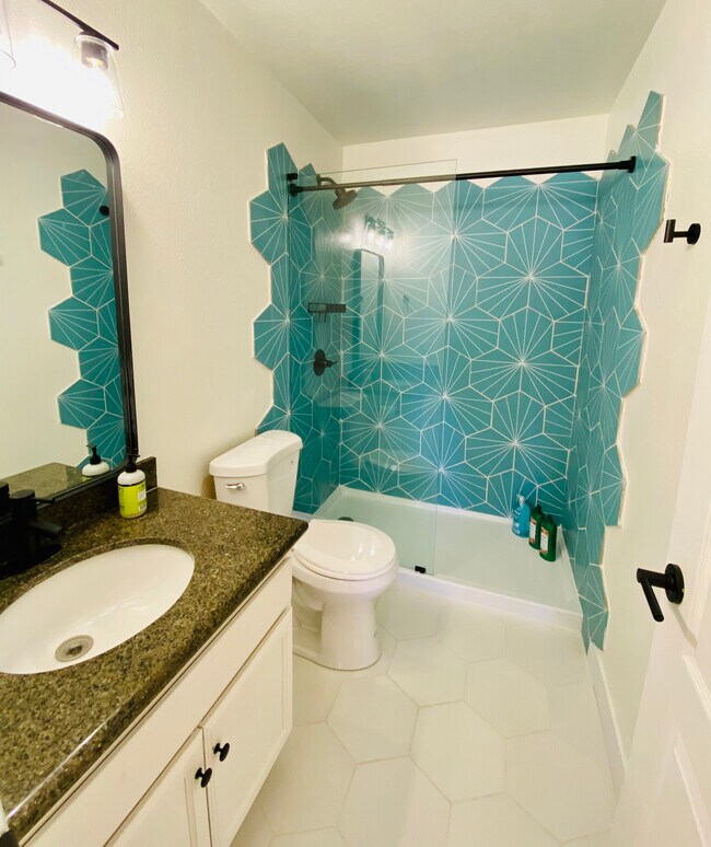Foto del edificio - 7190 Shoreline Dr