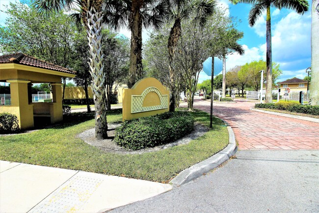 Foto del edificio - 1049 Golden Lakes Blvd