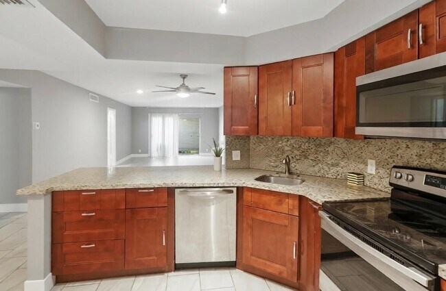 Foto del edificio - 6301 N Falls Cir Dr