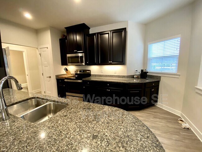 Building Photo - 902 Centurion Cir