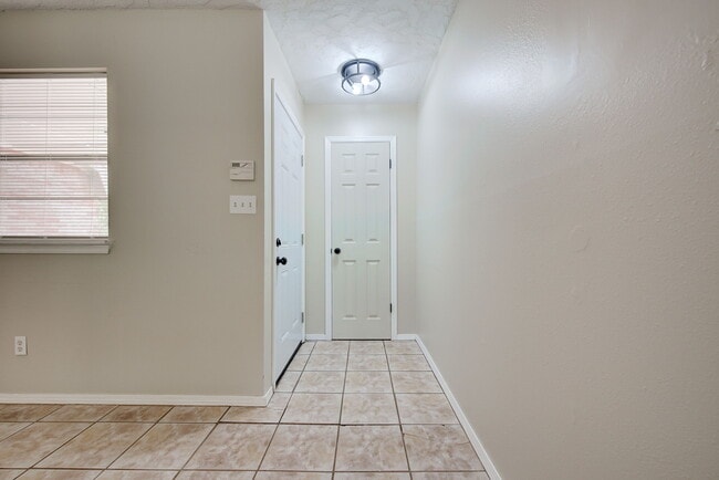 Foto del edificio - 1627 Surrey Dr