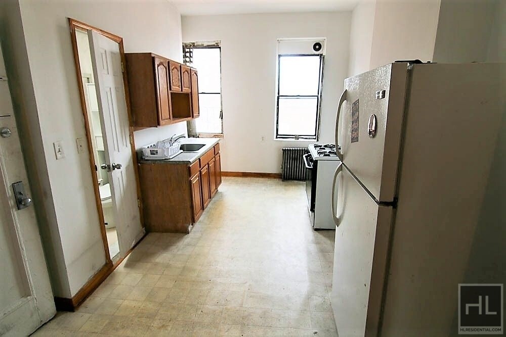 Primary Photo - 245 Montrose Ave