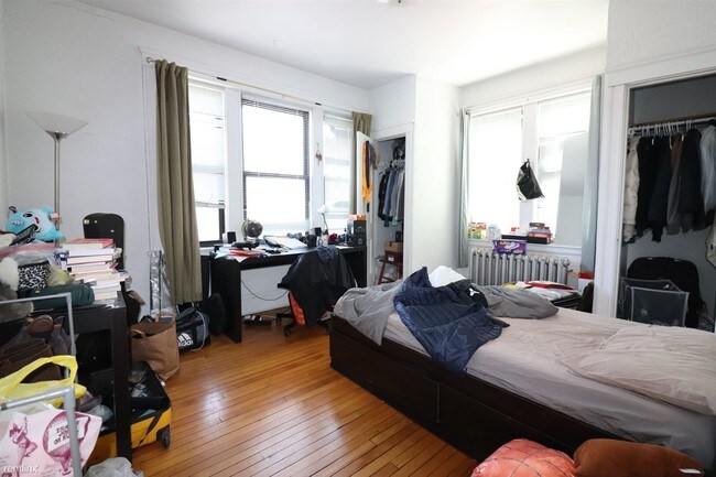Building Photo - 3 br, 1 bath Apartment - 126 Babcock St 28