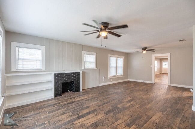 Building Photo - XL HOME!  3 bed, 1 bath, LOTS OF ROOM!