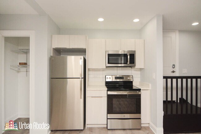 Building Photo - 7634 N Eastlake Ter