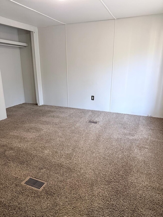 Building Photo - 61 Oakwood Cir