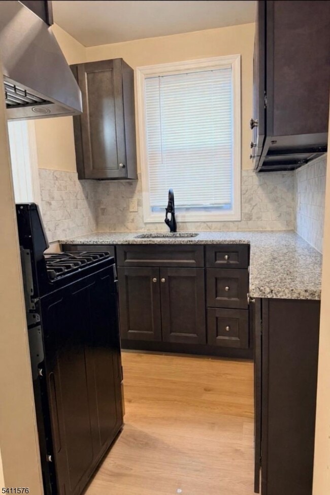 Foto del edificio - 33 Hayward Pl