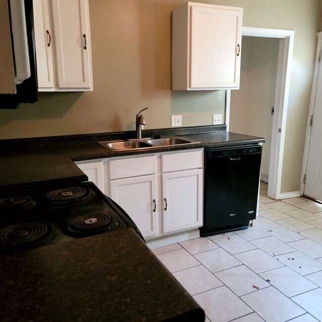 Foto del edificio - 3 Bedroom/ 1.5 Bathroom Split Level Duplex!