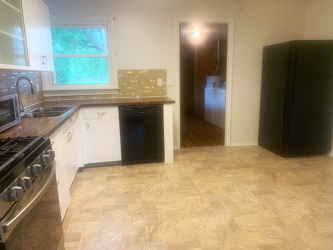 Kitchen (Pic2) - 99 Seymour St