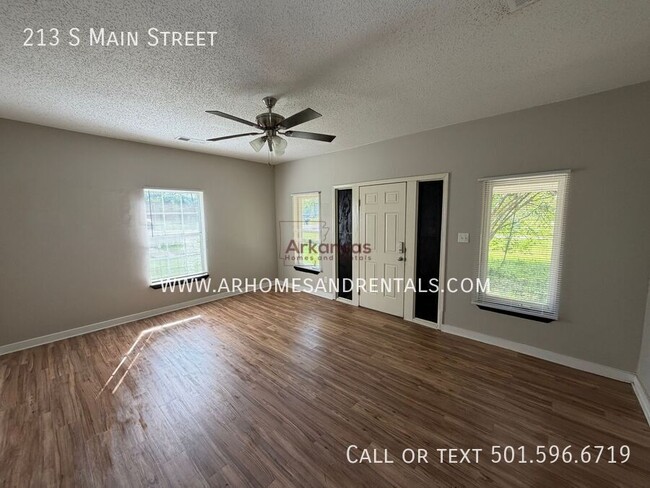 Building Photo - 213 S Main St