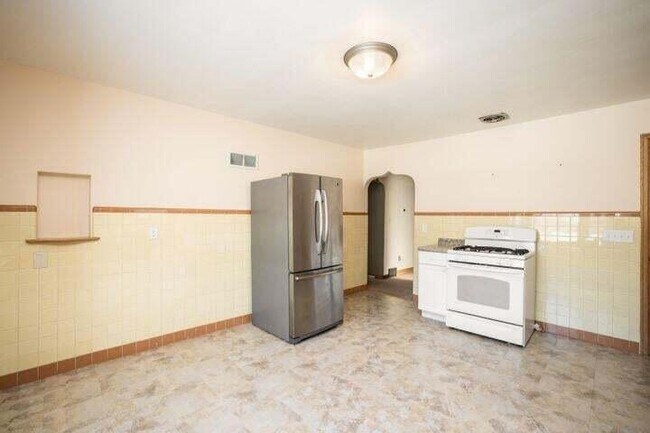 Building Photo - 2586 S 78th St