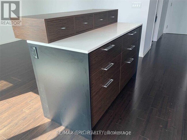 Building Photo - 75 St Nicholas St