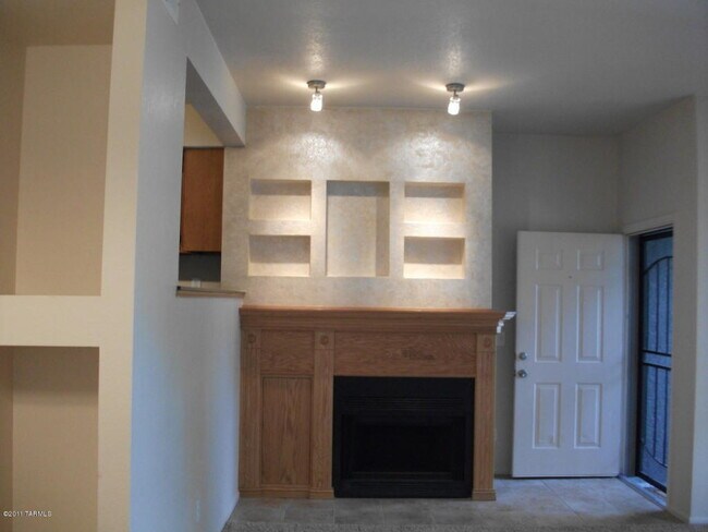 Foto del edificio - Effortless Central Tucson Living: 2BR Gem with Water/ Sewer/ Trash Included