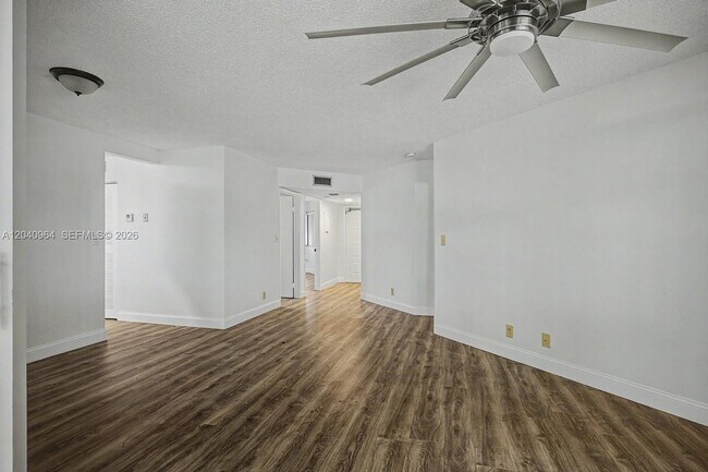 Foto del edificio - 15575 N Miami Lakeway