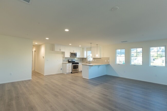 Building Photo - Loft Style of Living in Piru