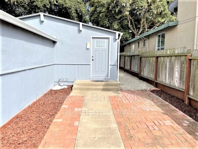 Foto del edificio - 1119 Presidio Blvd