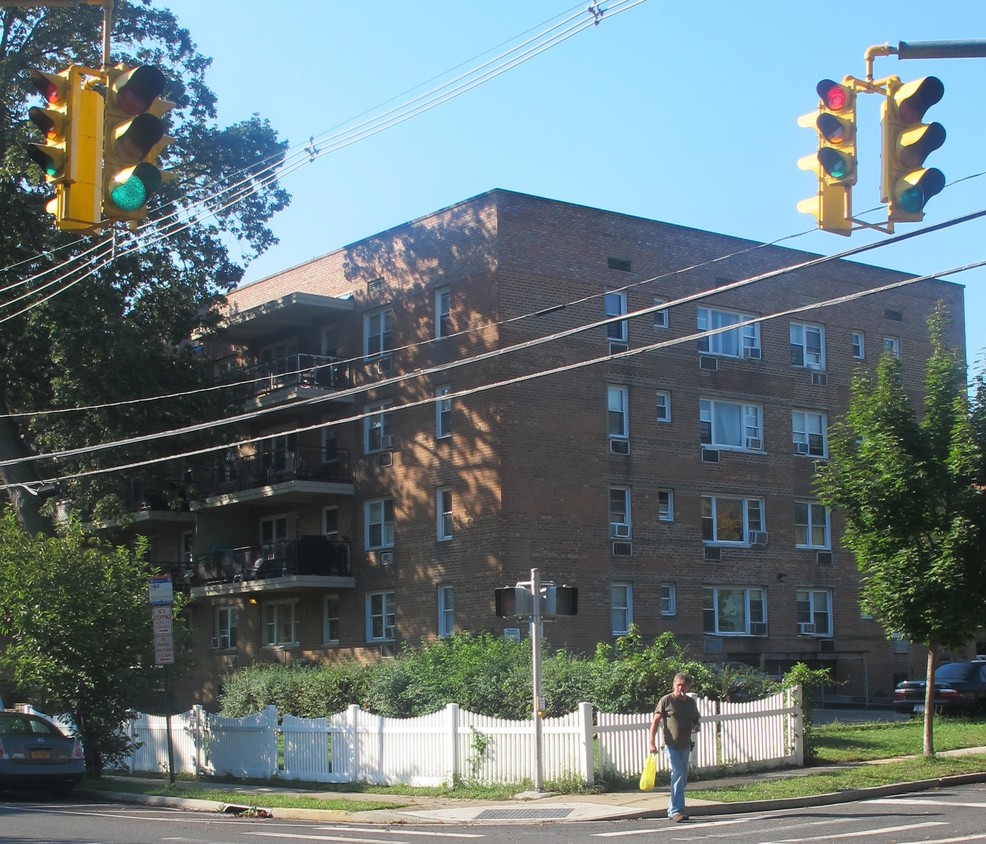 Building Photo - 160 Guy Lombardo Ave