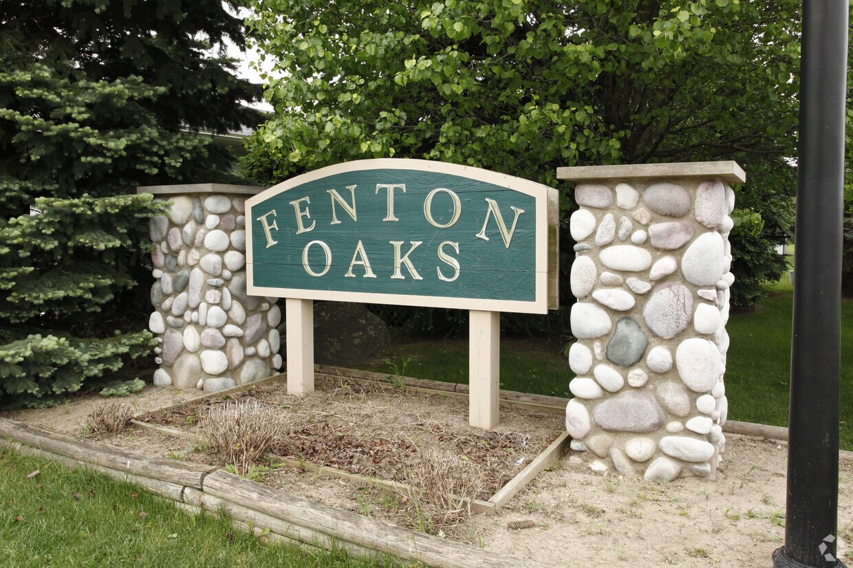 Building Photo - Fenton Oaks
