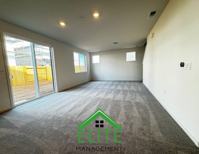 Foto del edificio - Beautiful 4 Bedroom, 3 Full Bath Two Story One year Old Home