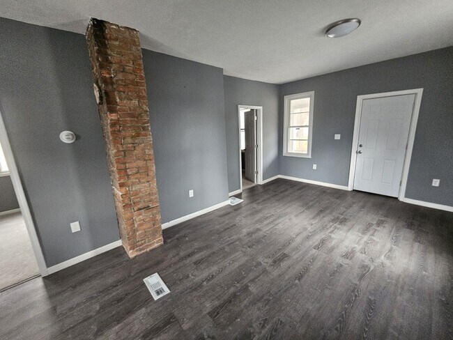 Building Photo - 7040 Roy Ave
