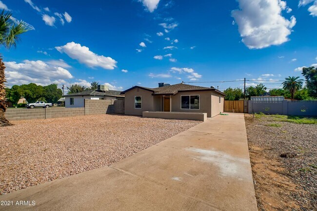Foto del edificio - Stunning Remodeled Super Sized Home MOVE I...
