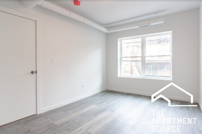 Building Photo - 1706 W Glenlake Ave