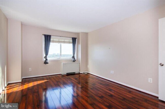 Foto del edificio - 1121 University Blvd W