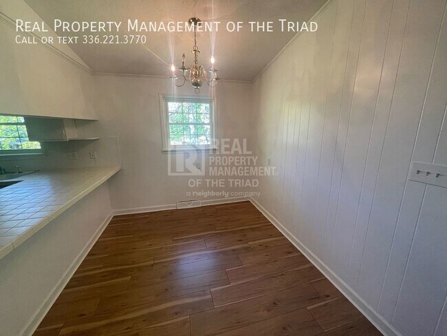 Building Photo - 2bd/1ba Duplex Unit in Winston Salem w/ Wa...