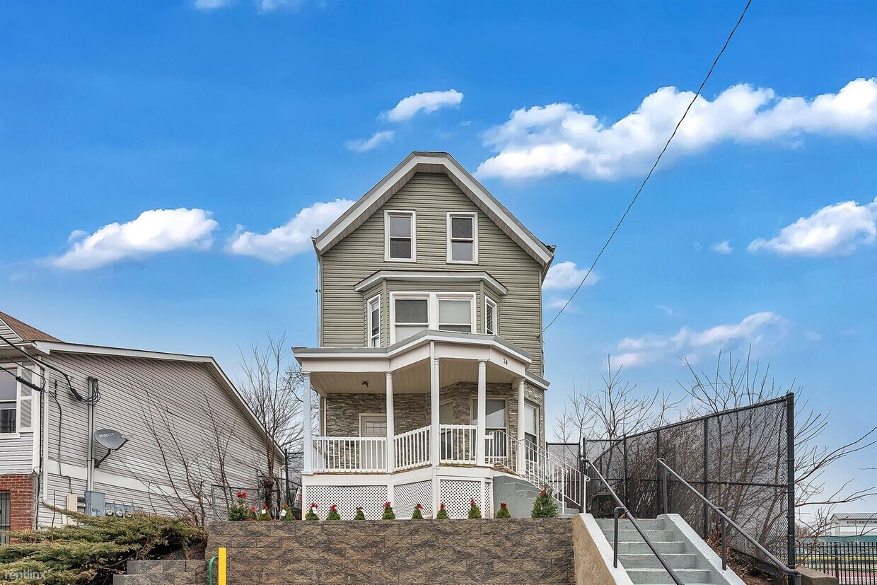 Primary Photo - 5 br, 2.5 bath House - 74 Hillside Ave