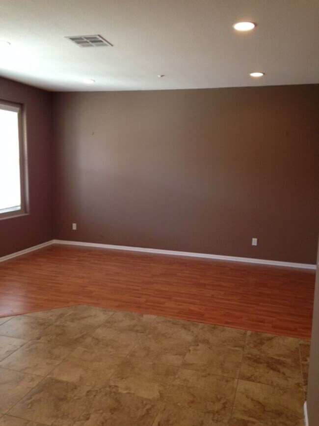 Foto del edificio - 40211 Rosewell Ct