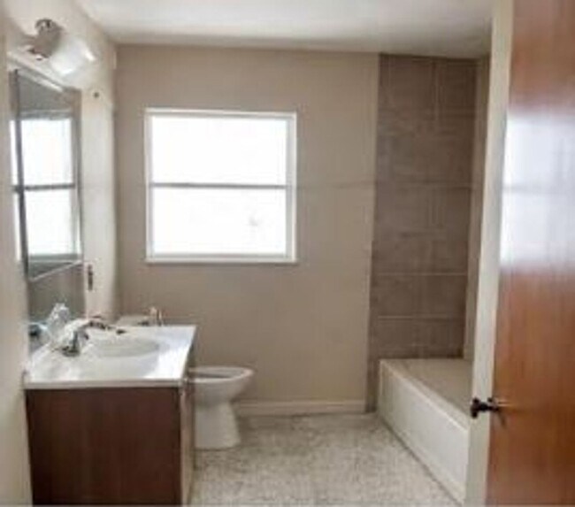 Foto del edificio - SODO Pool Home in Blankner/Boone school district!