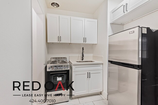 Building Photo - 851 S Kenmore Ave