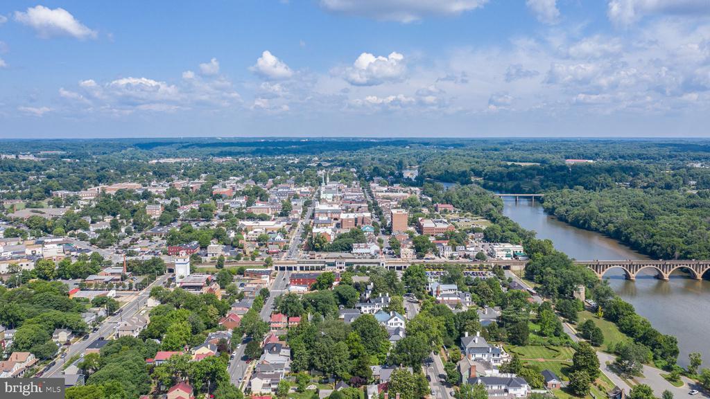 Building Photo - 620 Kenmore Ave