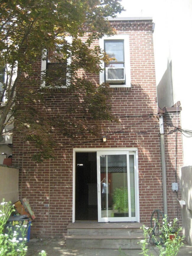 Building Photo - SPACIOUS BELLA VISTA TOWNHOUSE