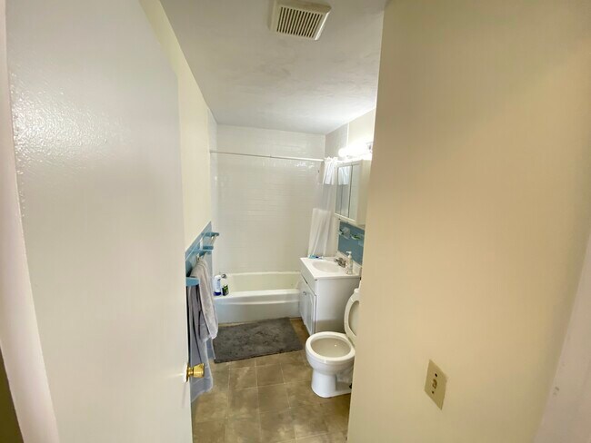 Baño - 95 Gardner St