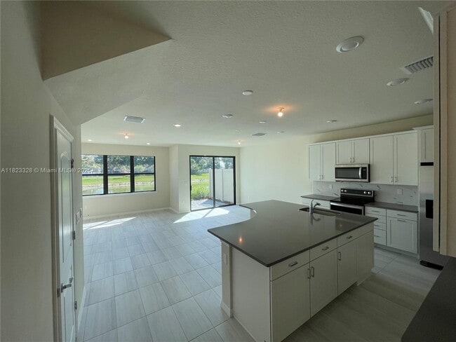 Building Photo - 2112 Appleton Cir S