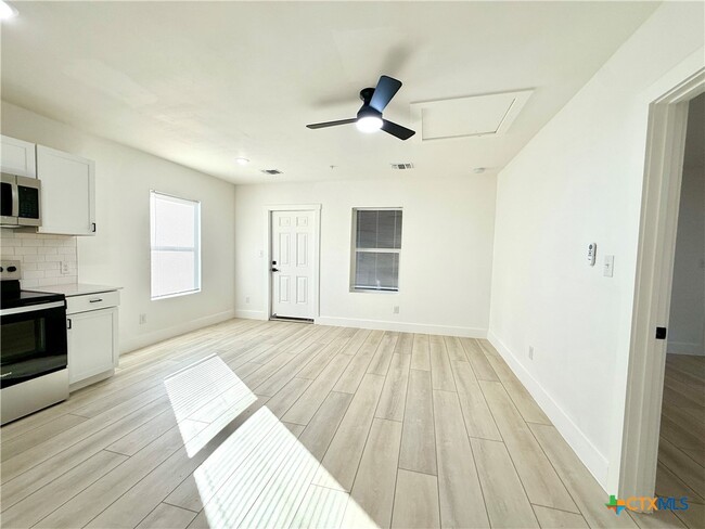 Building Photo - 2204 W San Antonio St