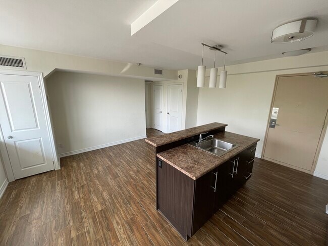 Photo du bâtiment - 1809 Lawrence Av W