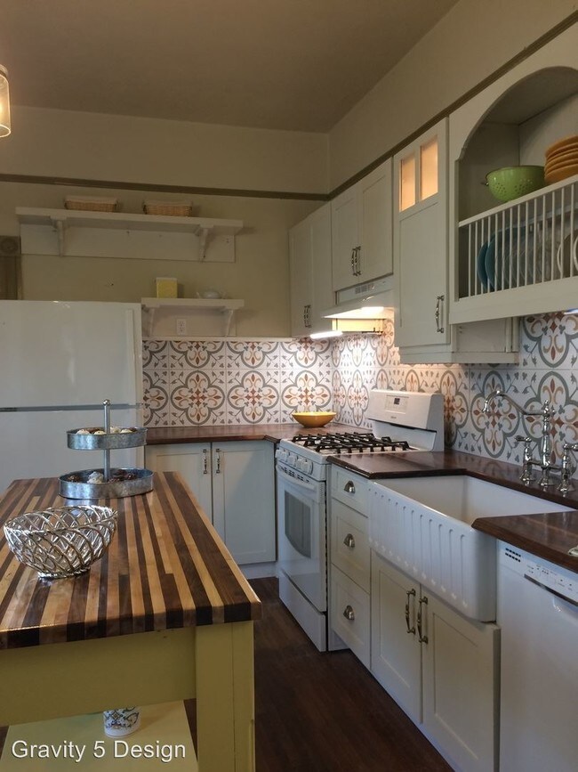 Building Photo - 910 Summit St