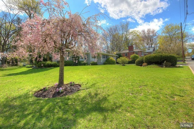 Building Photo - 50 Woodmere Ln