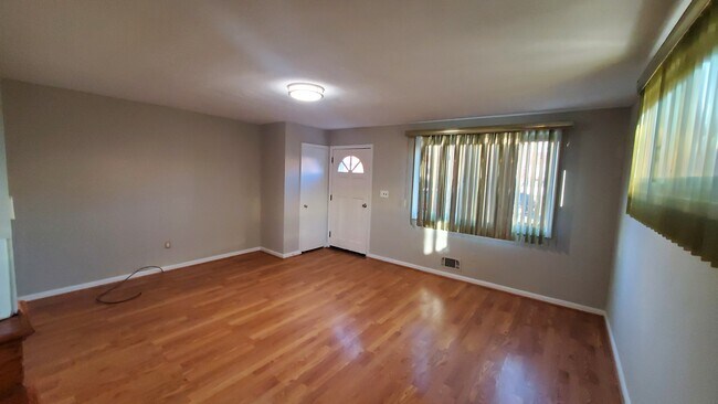Foto del edificio - 8548 Harris Ave