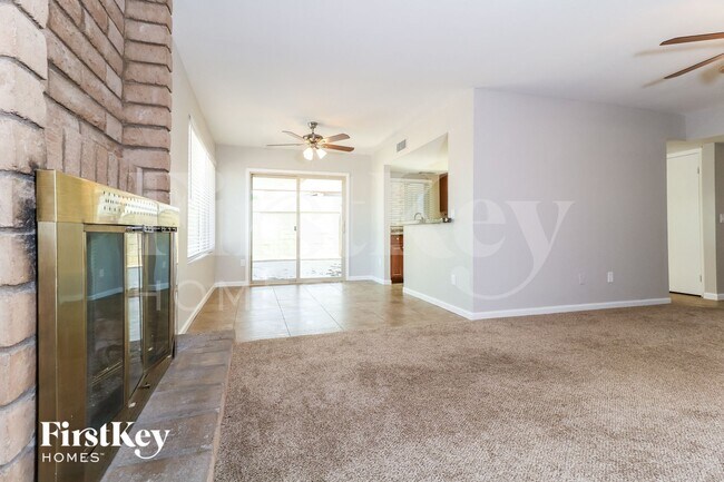 Foto del edificio - 5820 W Carol Ave