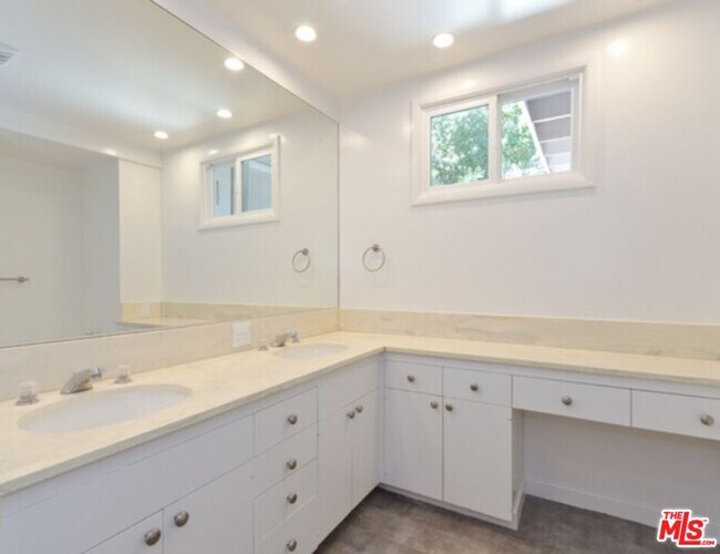 Building Photo - 8410 Harold Way
