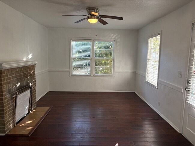 Foto del edificio - Charming 2-Bedroom, 1-Bath Home with Hardwood Floors & Cozy Enclosed Porch