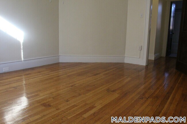 Building Photo - 86 Maple St